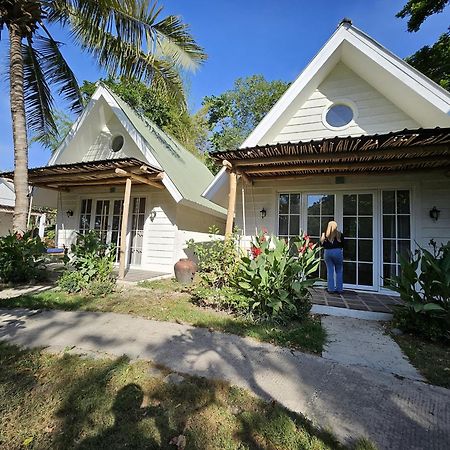 Pasir Putih Resort & Resto Maluk Exterior photo