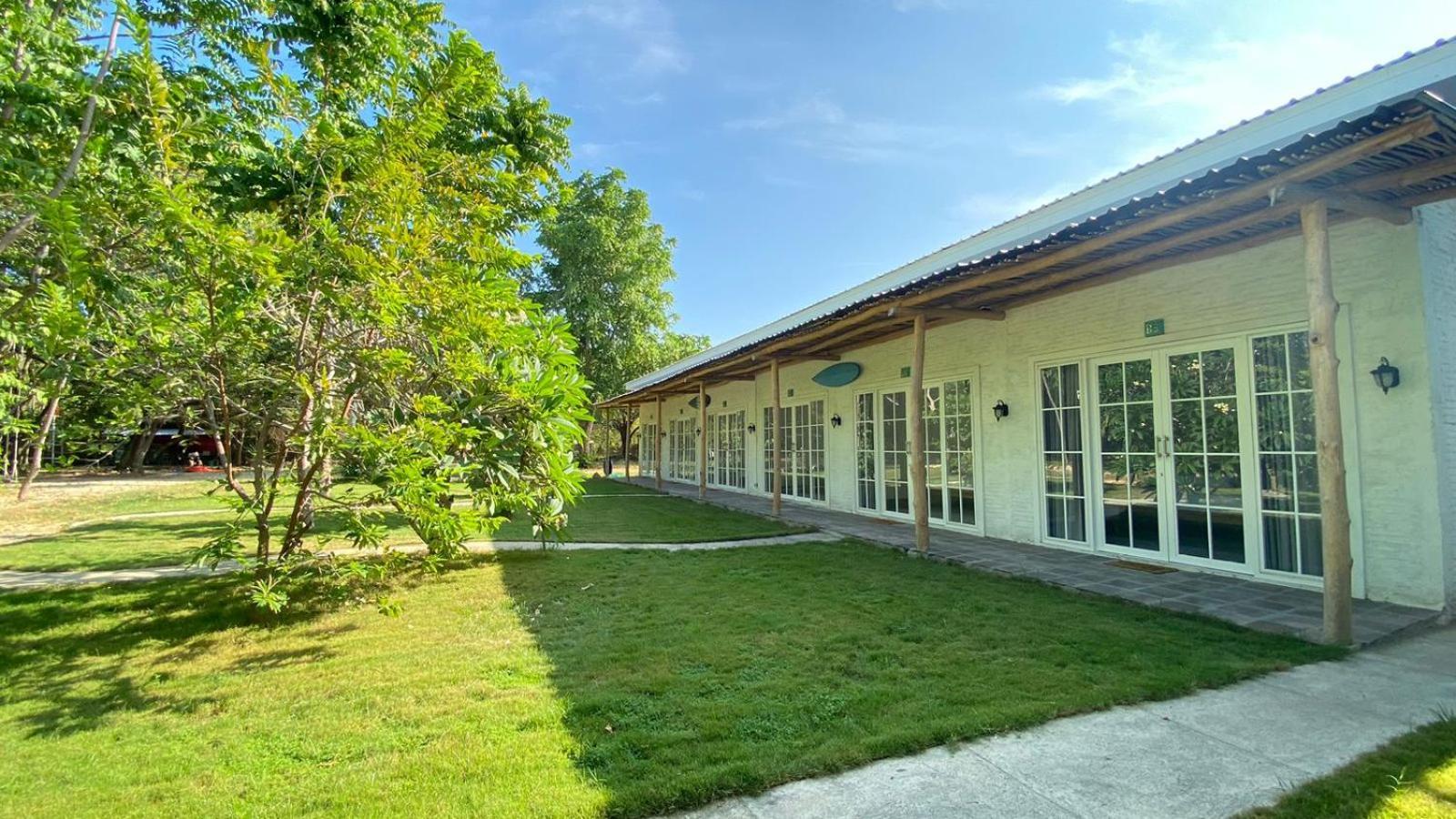 Pasir Putih Resort & Resto Maluk Exterior photo