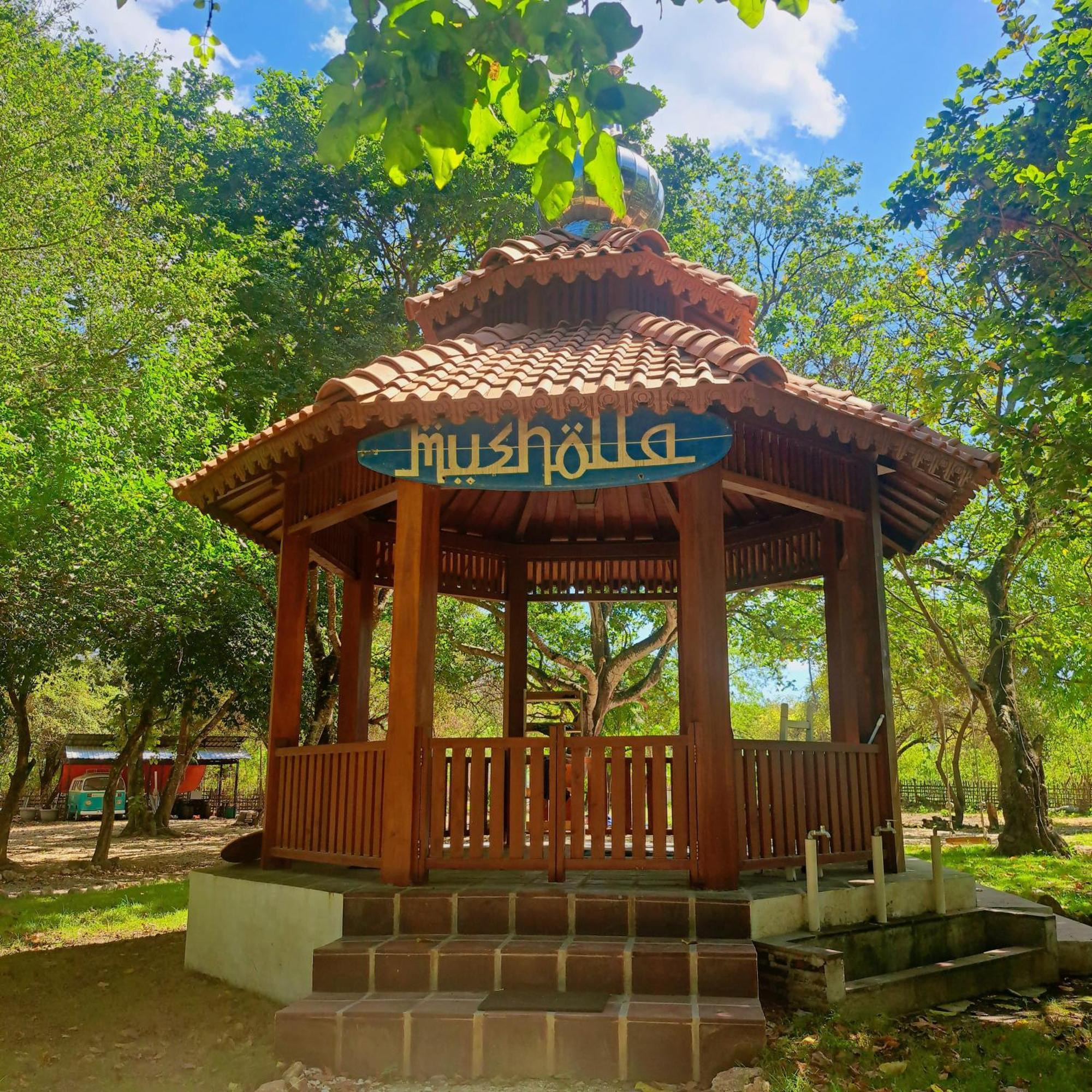 Pasir Putih Resort & Resto Maluk Exterior photo
