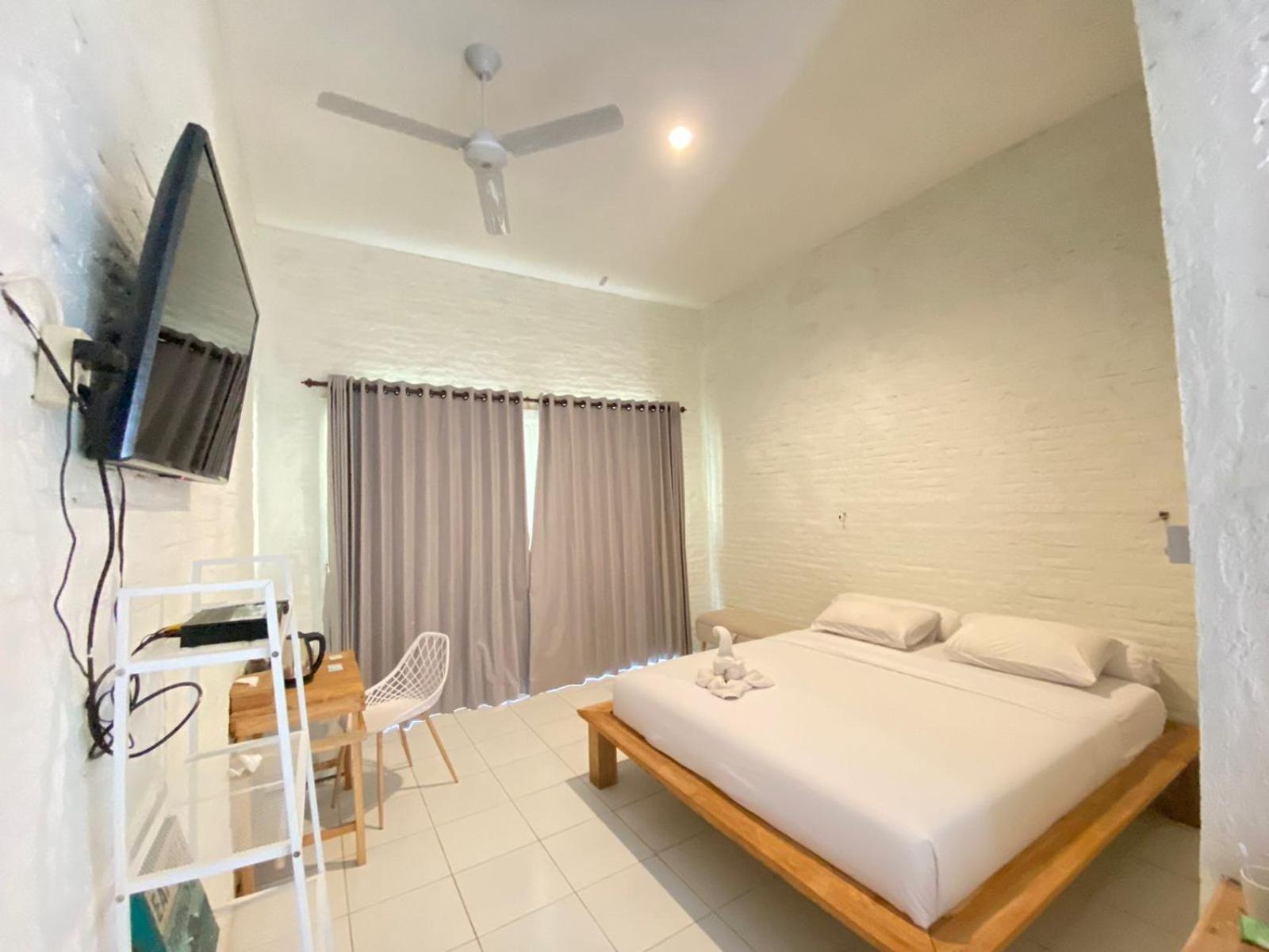 Pasir Putih Resort & Resto Maluk Exterior photo