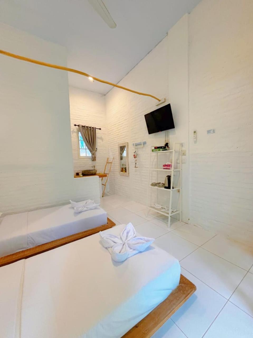 Pasir Putih Resort & Resto Maluk Exterior photo