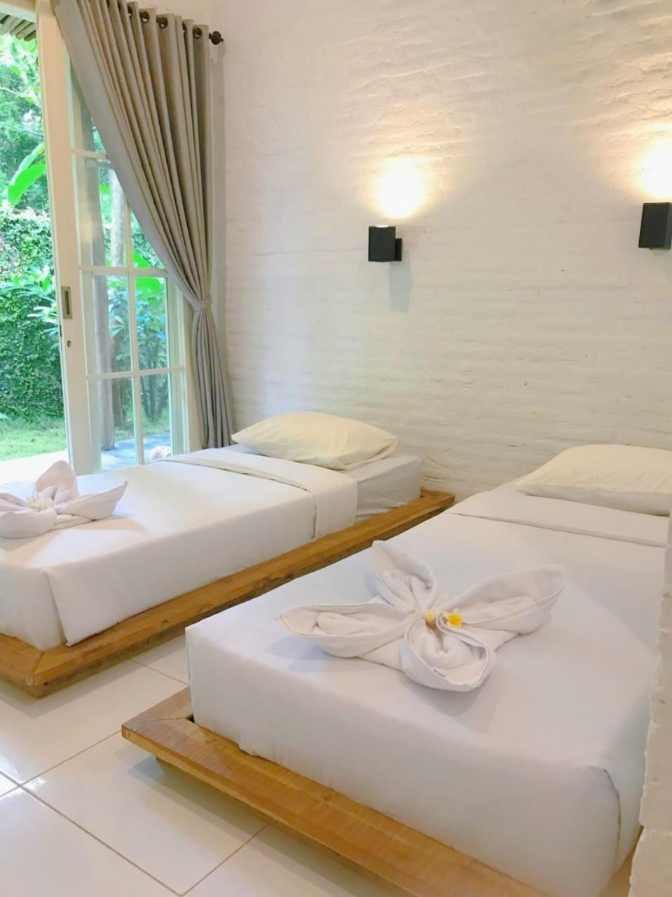 Pasir Putih Resort & Resto Maluk Exterior photo